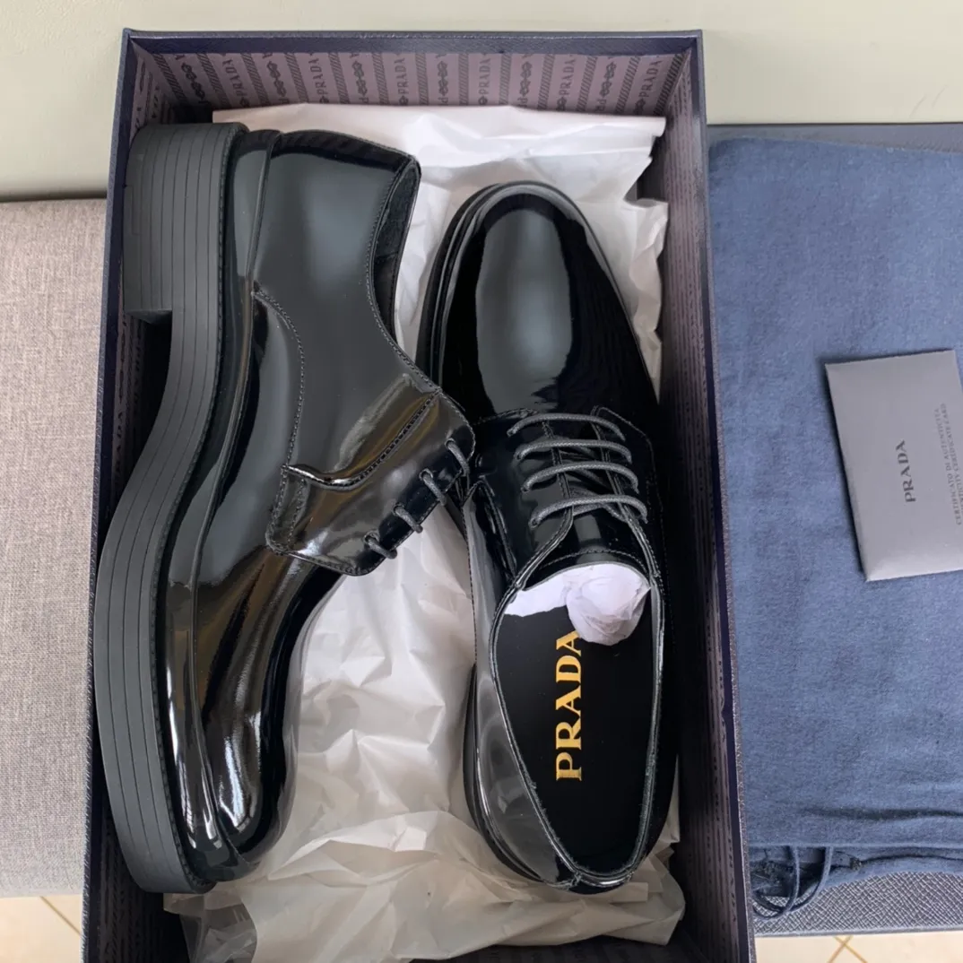 Men's shoes 💰860 hot recommendation ✨PRADA Prada's top purchasing quality imported upper with color-brushed open edge beads carved toe design cowhide lining private molded TPU outsole non-slip, wear-resistant and elastic fashionable and versatile black gray blue burgundy 39-44 in stock (38, 45 customized, non-refundable)